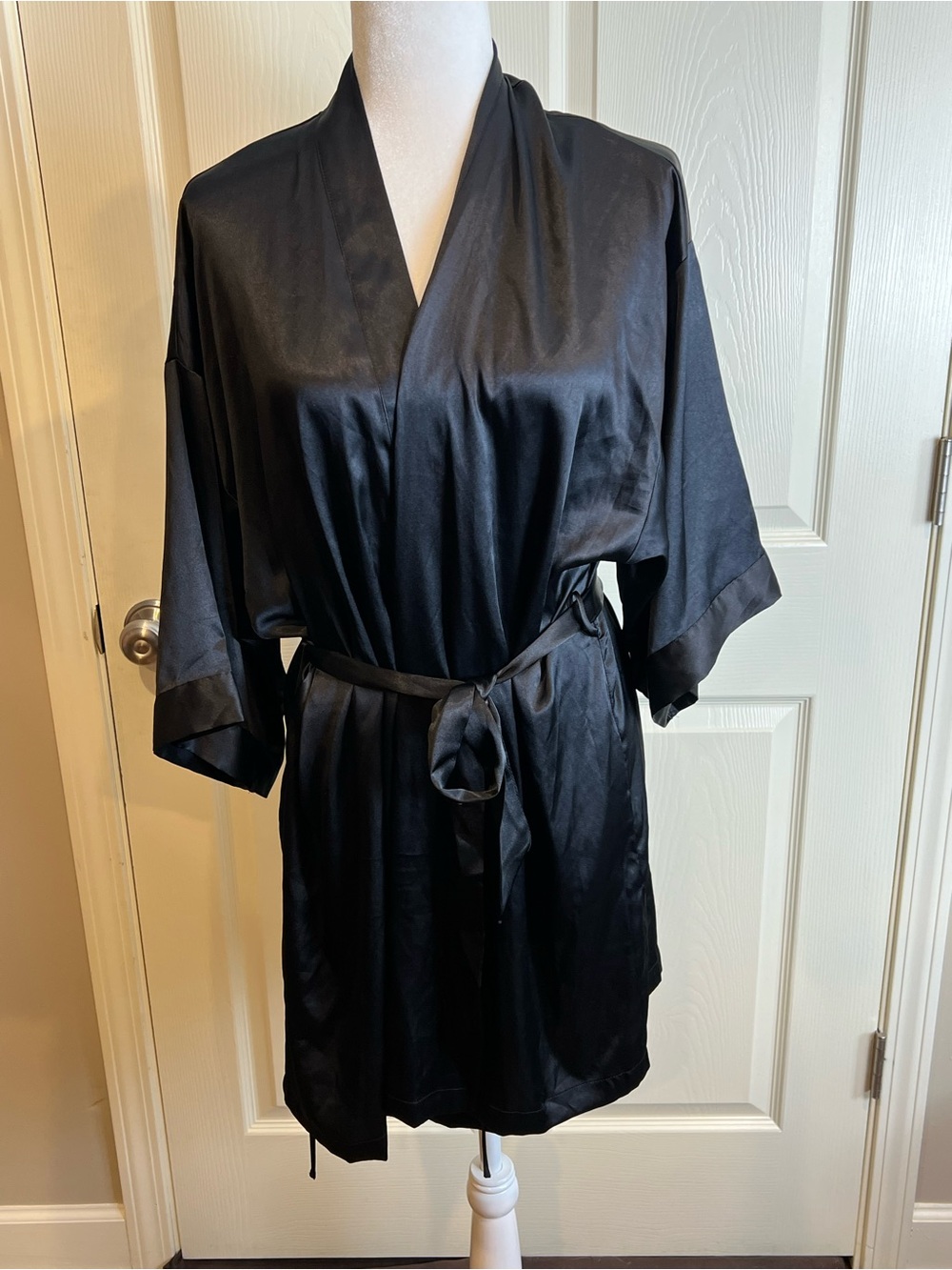 New Victoria’s Secret Women's Black Satin Kimono Robe with Belt one size